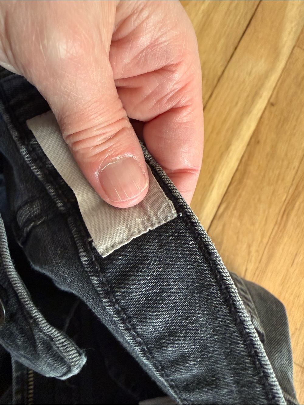 Everlane 90s Cheeky Jeans with Raw Hem - Picture 6 of 8